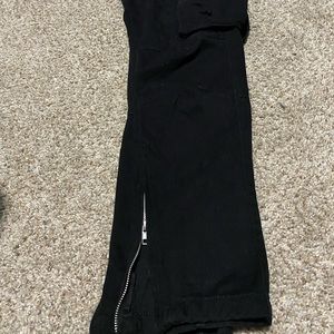 Men’s cargo pant in black.